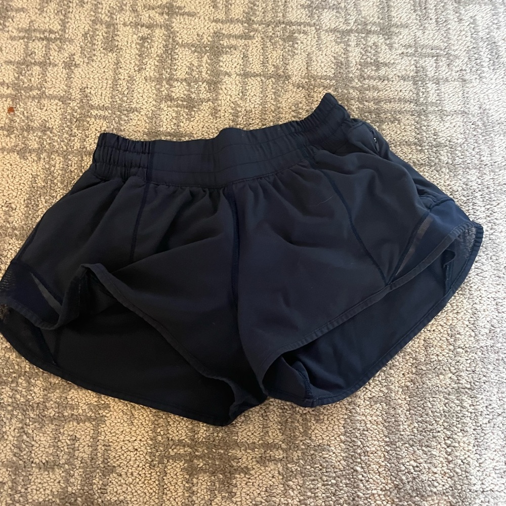 lululemon hotty hot 2.5” shorts